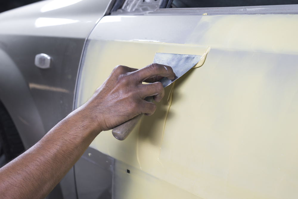 Comment appliquer du mastic sur la carrosserie d'une voiture 